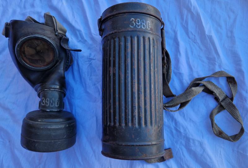 Gas Mask in Tin with Straps