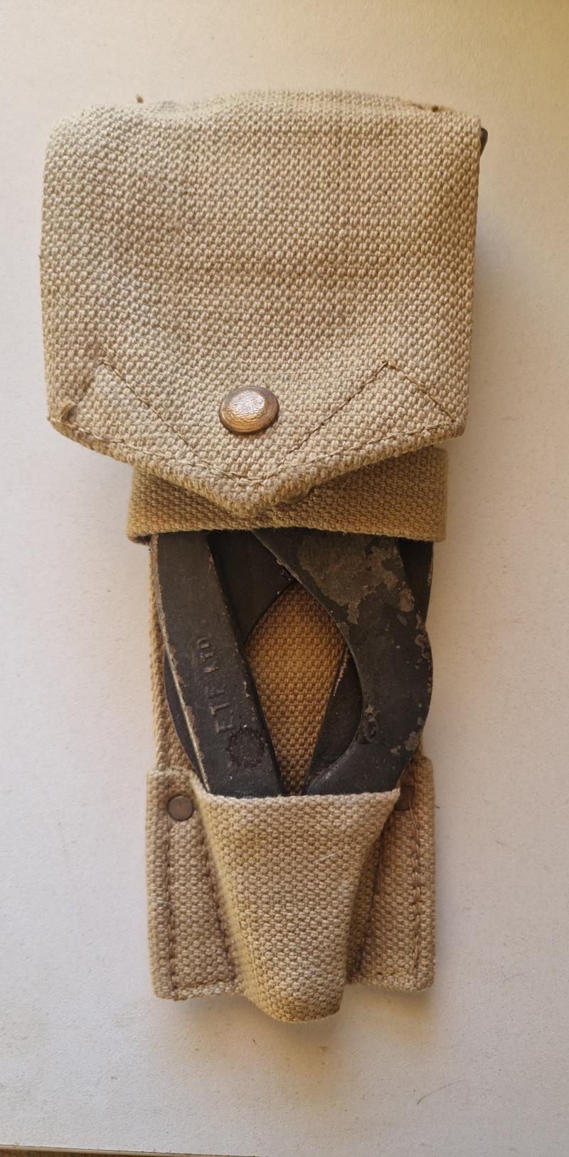 British WW2 Wire cutters in Pouch